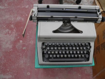 Продаю механическую пишущую машинку 
