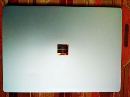 Microsoft surface laptop 13.5 / 7y30 / 4 / 128