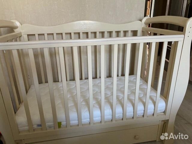 Детская кроватка с маятником