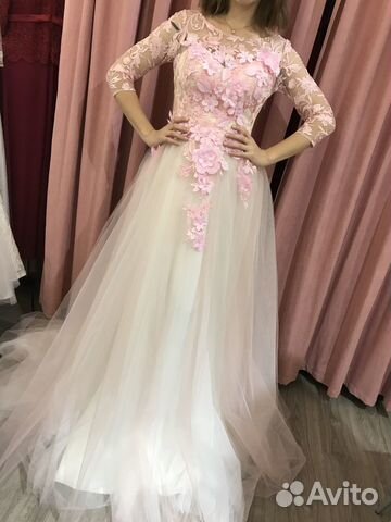 Новое пышное платье со шлейфом и цветами