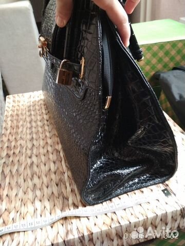 Сумка из лаковой кожи под рептилию черная