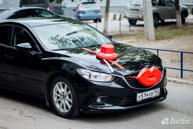 Аренда автомобиля ульяновск без водителя. Мазда 6 с розами на капоте. Мазда черная свадебный. Букет цветов на черной мазде. Белые розы на черной мазде 3.