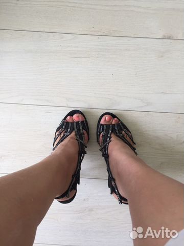 Босоножки на каблуке со стразами чёрные Босоножки на каблуке со стразами чёрные