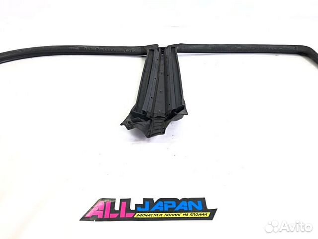 Молдинг, уплотнитель стекла правый Subaru Forester