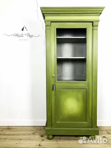 Зеленый антикварный шкаф