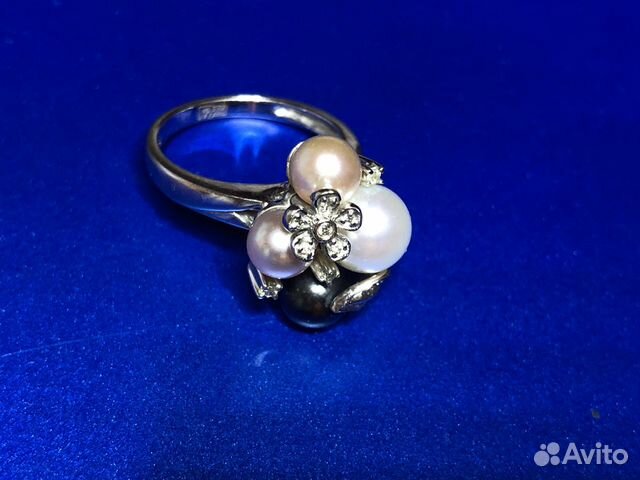 Кольцо с 4 цветным жемчугом и бриллиантами Кольцо с 4 цветным жемчугом и бриллиантами