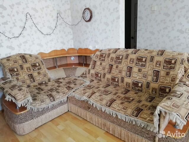 Гостиная с угловым диваном и креслом