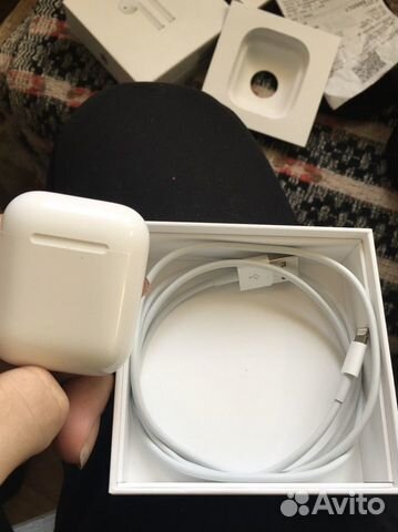 Наушники AirPods (2-го поколения)