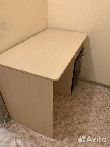 Стол с подвесной полкой