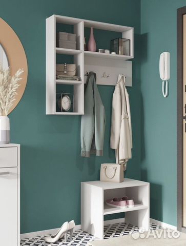 Вешалка настенная для одежды с полками