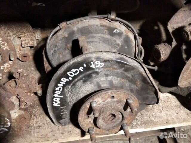 Передний поворотный кулак Митсубиси Каризма