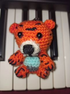 Брелок тигр, игрушка вязанная новая