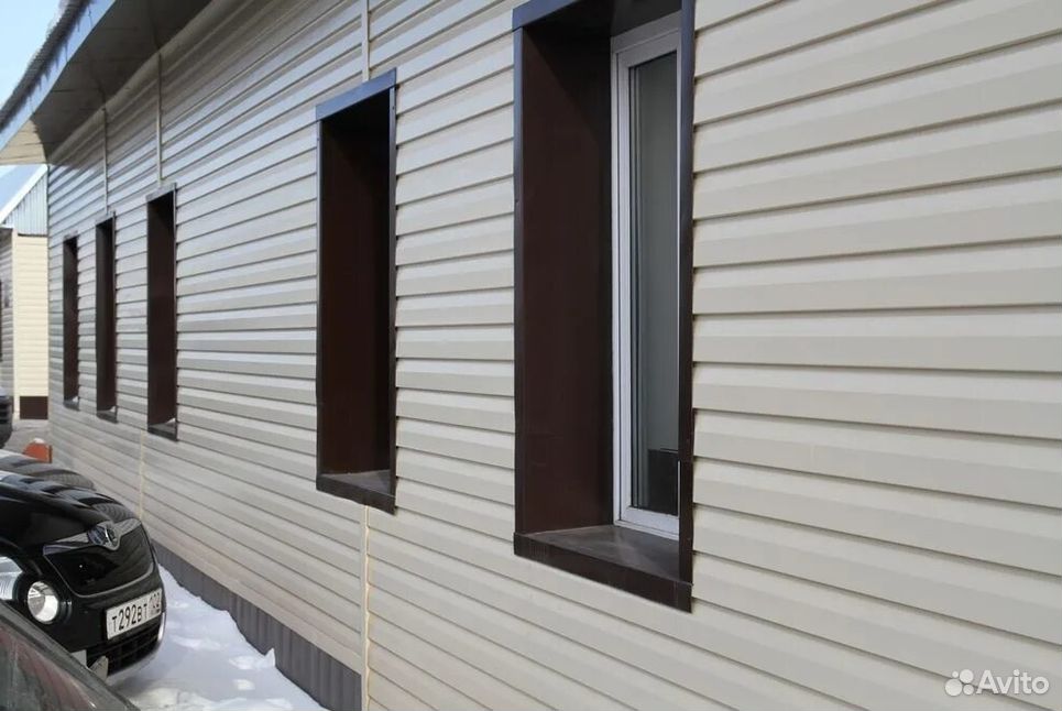 Дом обшитый сайдингом слоновая кость