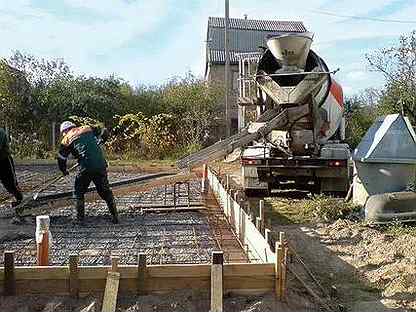 Бетонирование фундаментной плиты. Заливка бетона с миксера. Заливка фундамента бетононасосом. Заливают бетон. Высота заливки бетона.