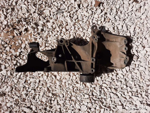 Кронштейн генератора Renault Logan