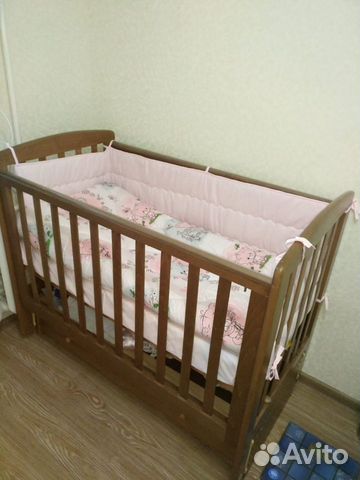 Детская кроватка с продольным маятником