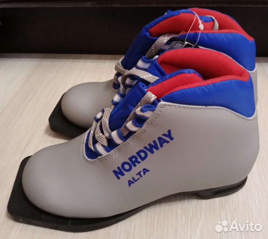 Новые лыжные ботинки (р. 33)