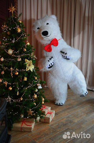 Белый мишка с поздравлением