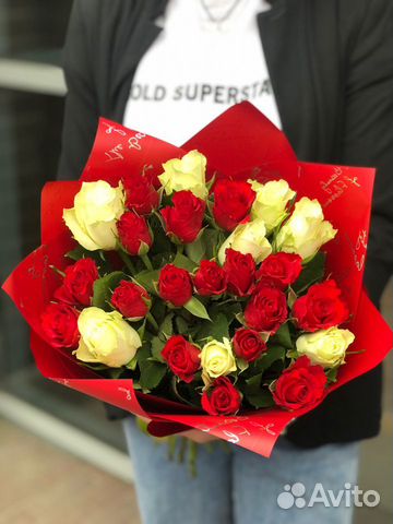 Букет из 25 роз 50 см красно-белый