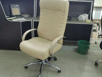 Офисное кресло