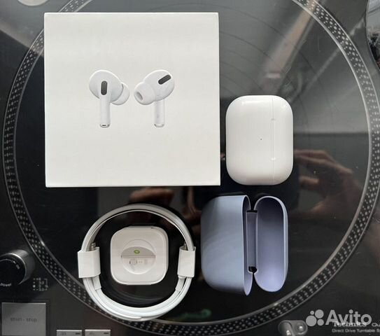 Airpods 3 2021. Почему беспроводные наушники шипят. Airpods 3. Наушники airpods pro трещит. Хлеб девушка из клипа airpods.