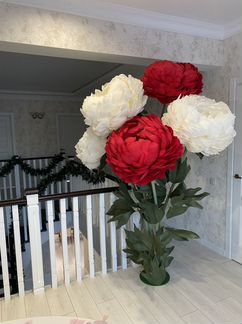 Композиция из ростовых цветов, фотозона