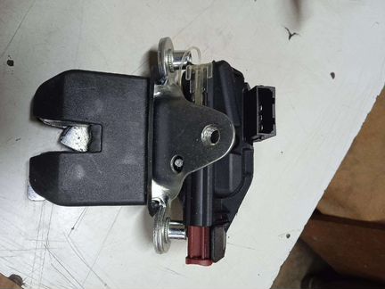 Замок багажника skoda roomster