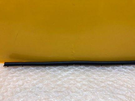 Уплотнитель капота Nissan Patrol Y62 2010-2020