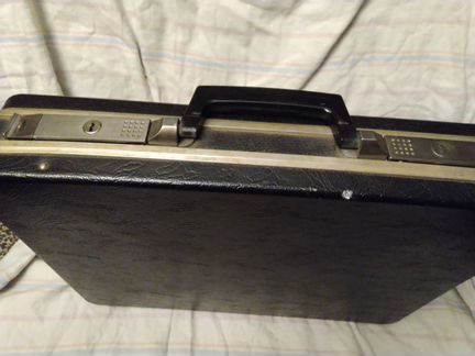 Дипломат запирающийся (с ключом)