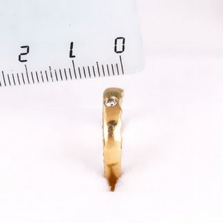 Обручальное кольцо из золота с бриллиантами