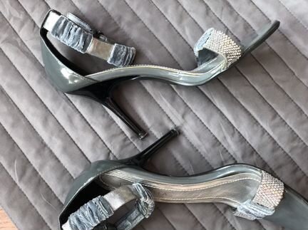 Босоножки серые со стразами