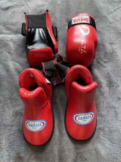 Боксерские перчатки и боксерские бутсы