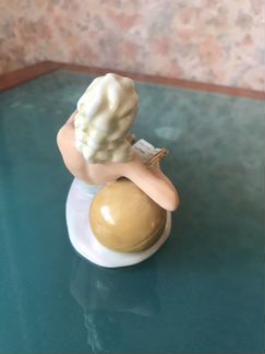 Фарфоровая статуэтка Девушка с книгой Германия