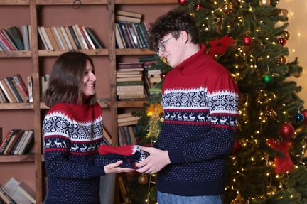 Свитер с оленями шерстяной