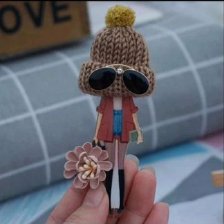 Брошка девушка