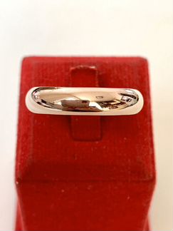 Золотое обручальное кольцо