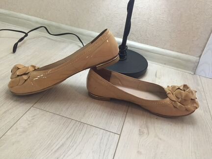Бежевые балетки из натуральной лакированной кожи