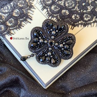 Брошь Чёрный клевер. Ручная работа