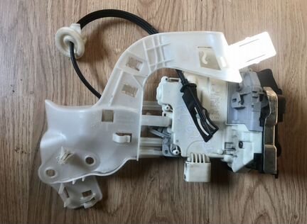 Замок двери задний левый VW Touareg NF