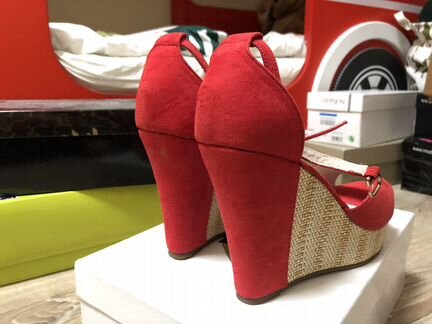 Босоножки на танкетке