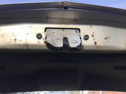 Замок крышки багажника на Опель Корса D