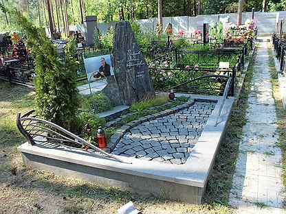 Памятник валун на могилу. Могильный памятник из валуна. Памятники из цельного камня. Памятник из цельного камня на могилу. Памятник из глыбы.