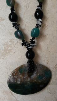 Бусы и подвески из камня, перламутра, ореха