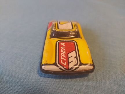 Игрушечная машинка 