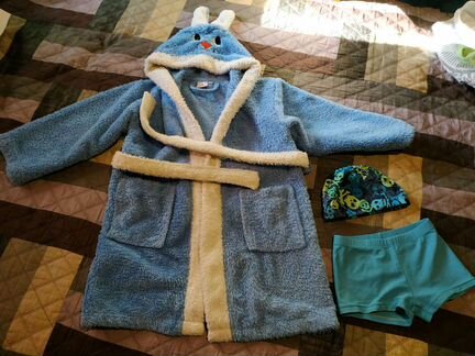 Плавки, шапочка и халат для бассейна