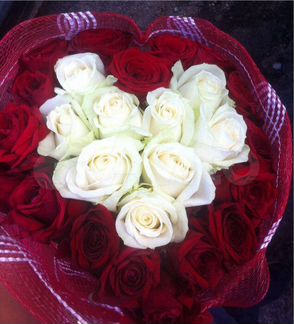 Розы красные и белые в форме Сердца