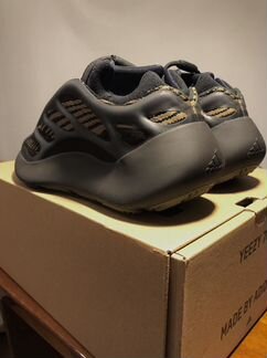 Кроссовки adidas yeezy boost 700 v3