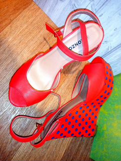 Яркие красные туфли