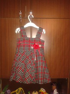 Серый сарафан в клетку с цветком